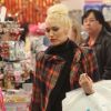Gwen Stefani fait du shopping dans un magasin de jouets à Los Angeles, le 11 décembre 2011.