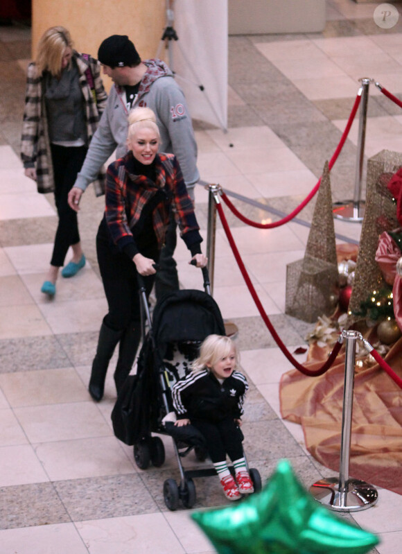 Gwen Stefani dévale à toute allure le centre commercial avec sa poussette et Zuma. Los Angeles, le 11 décembre 2011.