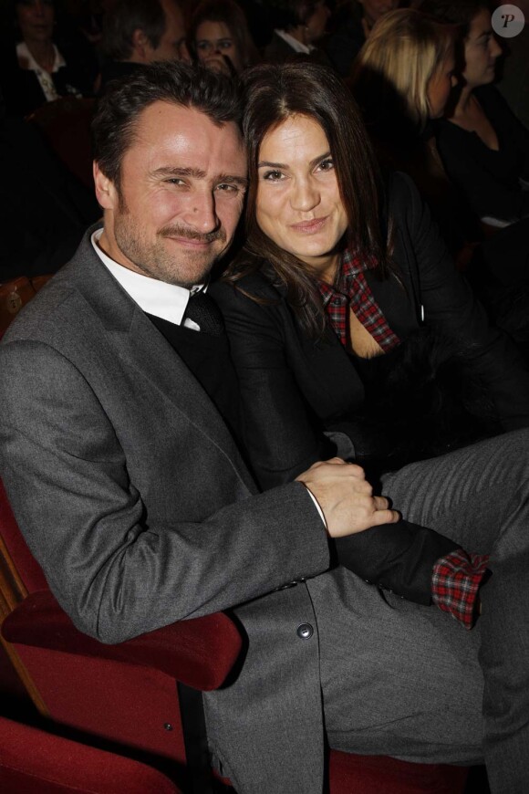 Alexandre Brasseur et sa femme Juliette à la générale de Quadrille au Théâtre Edouard-VII, à Paris, le 12 décembre 2011.