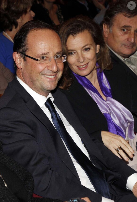 François Hollande et Valérie Trierweiler à la générale de Quadrille au Théâtre Edouard-VII, à Paris, le 12 décembre 2011.