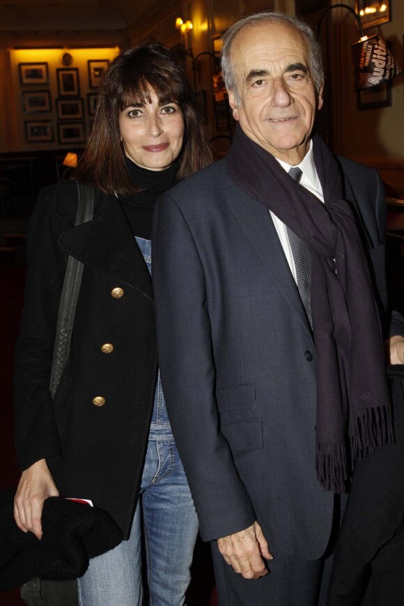 Jean-Pierre Elkabbach et sa fille Emmanuelle à la générale de Quadrille au Théâtre Edouard-VII, à Paris, le 12 décembre 2011.