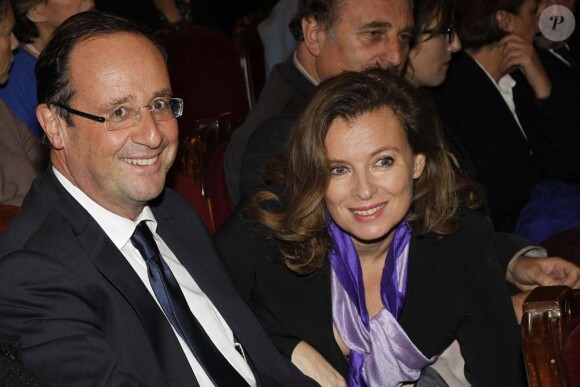 François Hollande et Valérie Trierweiler à la générale de Quadrille au Théâtre Edouard-VII, à Paris, le 12 décembre 2011. Une soirée de détente en pleine campagne.