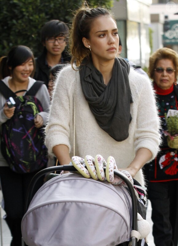 Jessica Alba lors d'une balade avec ses filles à Los Angeles le 14 décembre 2011