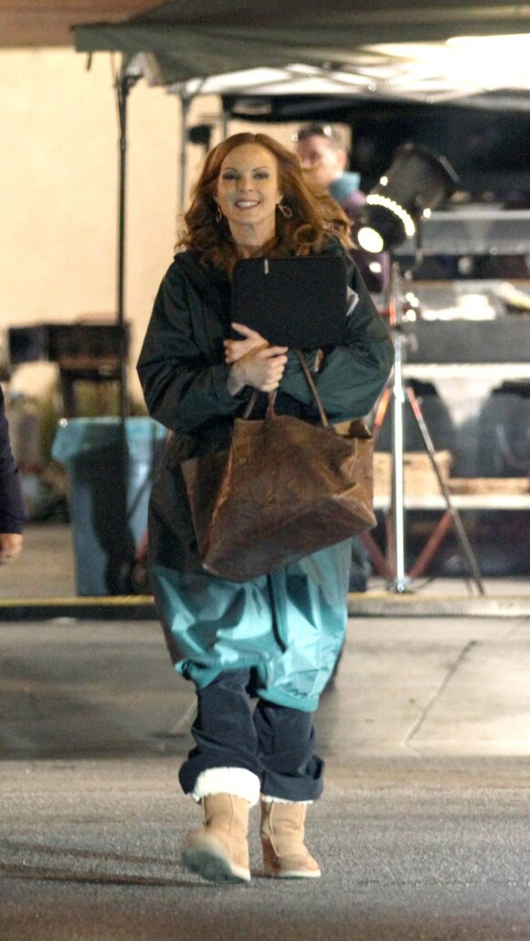Marcia Cross, entre deux prises se protègent du froid comme elle peut, sur le tournage de Desperate Housewives, à Los Angeles, le 15 décembre 2011.