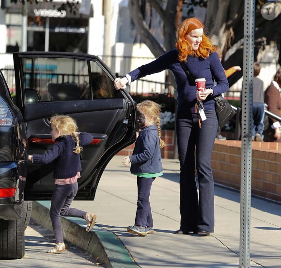 Marcia Cross vient chercher ses fillettes à l'école à Los Angeles, le 16  décembre 2011.