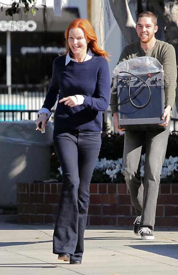 Marcia Cross vient chercher ses fillettes à l'école à Los Angeles, le 16  décembre 2011.
