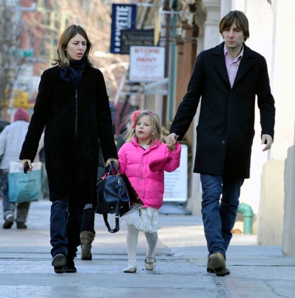 Sofia Coppola, son mari Thomas Mars et leur fille Romy tout en rose à New York, le 19 décembre 2011