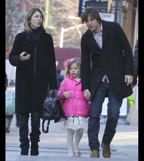 Sofia Coppola, son mari Thomas Mars et leur fille Romy à New York, le 19 décembre 2011, se baladent 