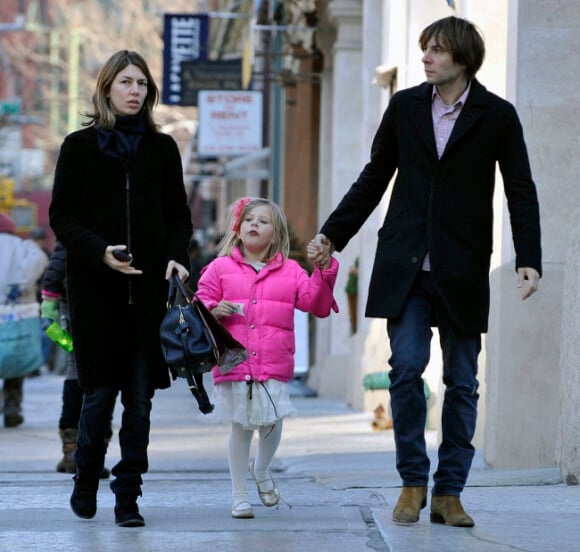 Sofia Coppola en famille avec son mari Thomas Mars et leur fille Romy à New York, le 19 décembre 2011