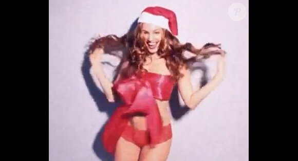 Capture d'écran de la vidéo de Love Magazine avec Kelly Brook. La star est ultra-sensuelle