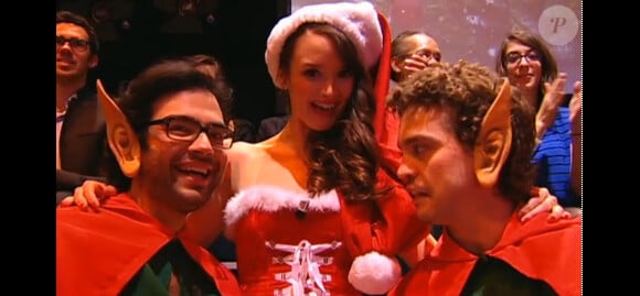 Charlotte Le Bon et ses elfes pervers dans son rôle de conteuse de Noël, dans le Petit Journal, le 20 décembre 2011