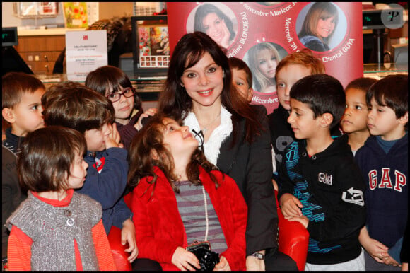 Douchka conte des histoires aux enfants, à la librairie Le Carré d'Encre à Paris, le mercredi 21 décembre 2011.
