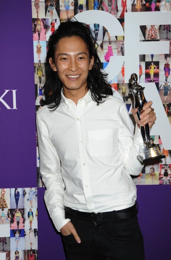 Le créateur Alexander Wang lors des CFDA Awards 2010 avec son prix Swarovski, à New York le 7 juin 2010.