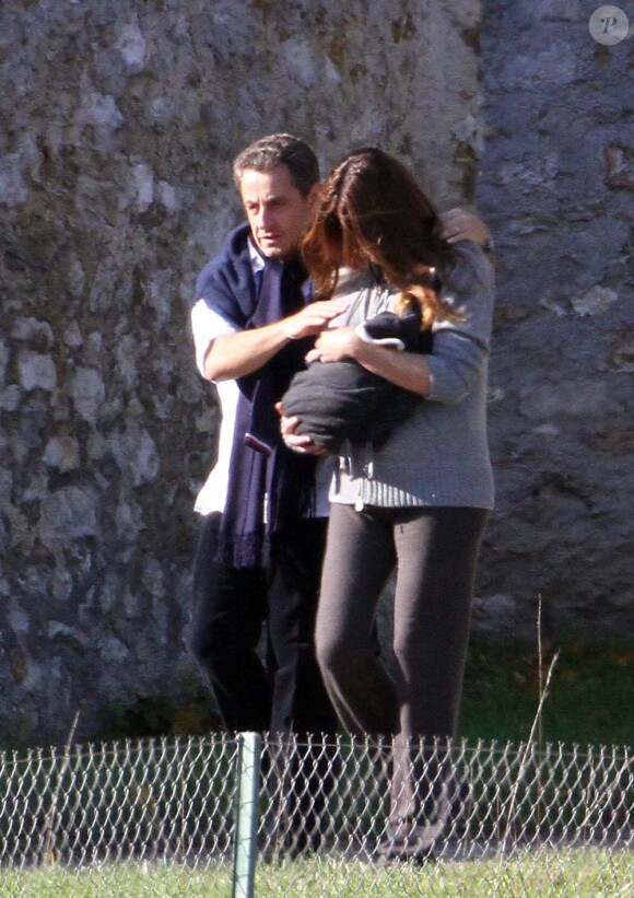 Carla Bruni et Nicolas Sarkozy promènent leur petite Giulia quelques jours après sa naissance. Versailles, le 31 octobre 2011.