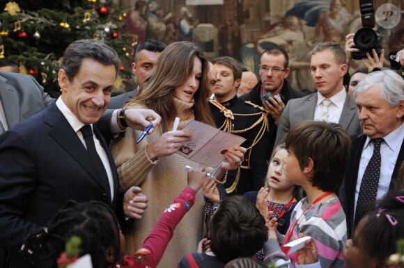 Carla Bruni et Nicolas Sarkozy au Noël de l'Élysée, à Paris, le 14 décembre 2011.