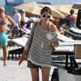  Mischa Barton se détend sur une plage de Miami en compagnie d'un ami le 27 décembre 2011 
 &nbsp; 