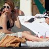 Mischa Barton : la belle se détend sur une plage de Miami en compagnie d'un ami le 27 décembre 2011
 