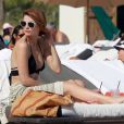  Mischa Barton : la belle se détend sur une plage de Miami en compagnie d'un ami le 27 décembre 2011 
 &nbsp; 