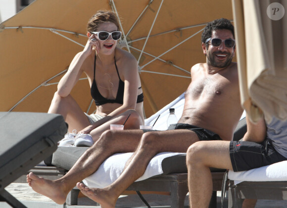 Mischa Barton se détend sur une plage de Miami en compagnie d'un ami. La belle semble bien s'amuser le 27 décembre 2011
 