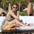  Mischa Barton se détend sur une plage de Miami en compagnie d'un ami le 27 décembre 2011 
 &nbsp; 