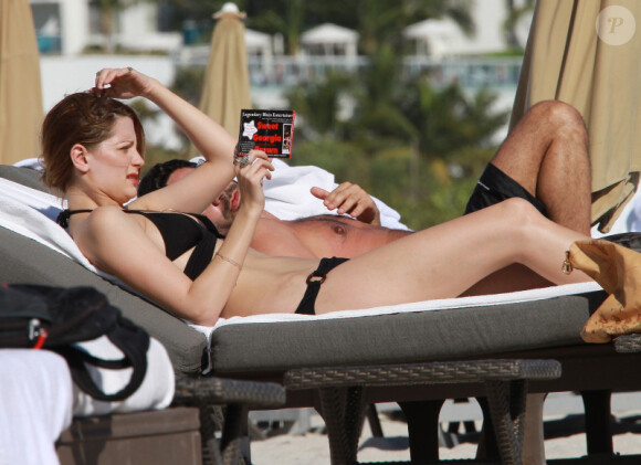 L'actrice Mischa Barton profite du soleil durant ses vacances à Miami le 27 décembre 2011