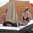 Mischa Barton en vacances à Miami en compahnie d'un ami le 27 décembre 2011