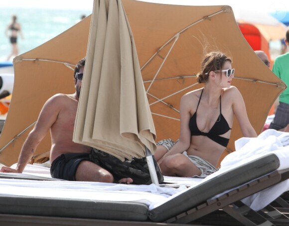 Mischa Barton en vacances à Miami en compahnie d'un ami le 27 décembre 2011