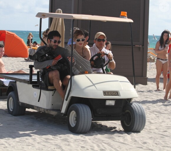Mischa Barton en vacances à Miami en compahnie d'un ami le 27 décembre 2011