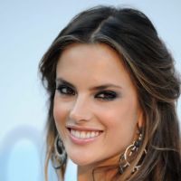 Alessandra Ambrosio : Enceinte, elle dévoile son joli ventre sur la plage