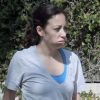 Jennifer Elia affiche une mine défaite alors qu'elle sort du domicile de Chaz Bono après l'annonce de leur séparation le 20 décembre 2011 à Los Angeles 