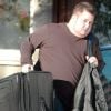 Chaz Bono quitte sa maison laissant sa petite amie Jennifer Elia seule, à Los Angeles le 21 décembre 2011