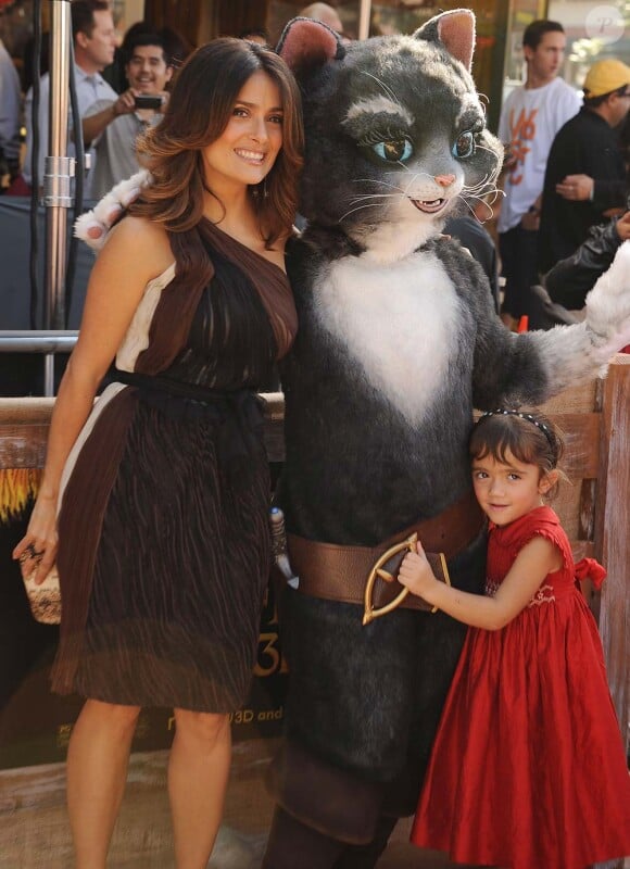 Salma Hayek et sa fille Valentina à Los Angeles, le 23 octobre 2011.
