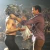 Dernière représentation parisienne au Palais des Sports de Dracula, l'amour plus fort que la mort, le 1er janvier 2012. Le spectacle part désormais en tournée... Kamel Ouali félicite ses acteurs et chanteurs.