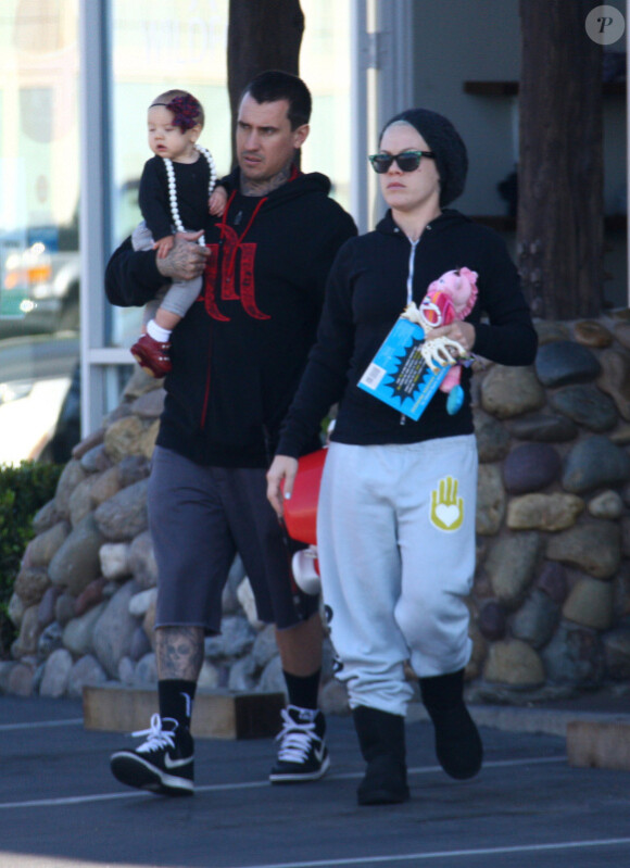 Pendant que Pink se laisse aller, sa petite Willow joue les divas dans les bras de son papa Carey Hart et leur petite Willow dans les rues de Malibu le 26 décembre 2011