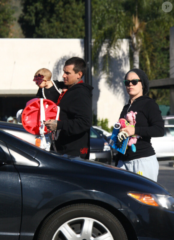 Pink : journée en famille avec son mari Carey Hart et leur petite Willow dans les rues de Malibu le 26 décembre 2011