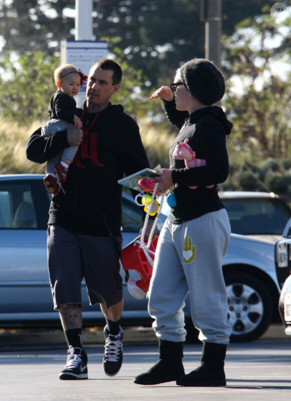 Pink, son mari Carey Hart et leur petite Willow dans les rues de Malibu le 26 décembre 2011