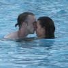 Tom Felton et Jade en vacances à Miami, le 1er janvier 2012. Un baiser tout mouillé dans la psicine...