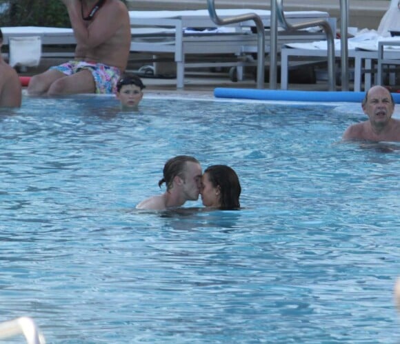 Tom Felton et Jade en vacances à Miami, le 1er janvier 2012. Un baiser tout mouillé dans la psicine...