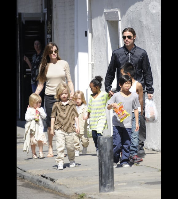 Angelina Jolie, Brad Pitt et leurs six enfants, en mars 2011 à La Nouvelle Orléans.
