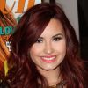 La jolie rousse Demi Lovato signe des copies du numéro de février de Seventeen, dans lequel elle se confie sur ses vieux démons. Glendale, le 4 janvier 2012.