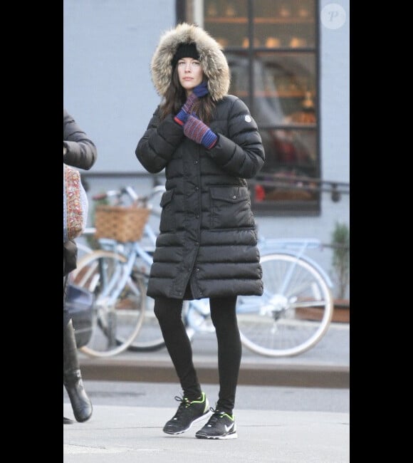 Liv Tyler seule dans le froid new yorkais le 6 janvier 2012 sur l'île de Manhattan