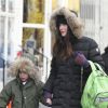 Liv Tyler accompagne son fils Milo à l'école dans le froid new yorkais le 6 janvier 2012 sur l'île de Manhattan