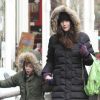 Liv Tyler et son fils Milo sur le chemin de l'école dans le froid new yorkais le 6 janvier 2012 sur l'île de Manhattan