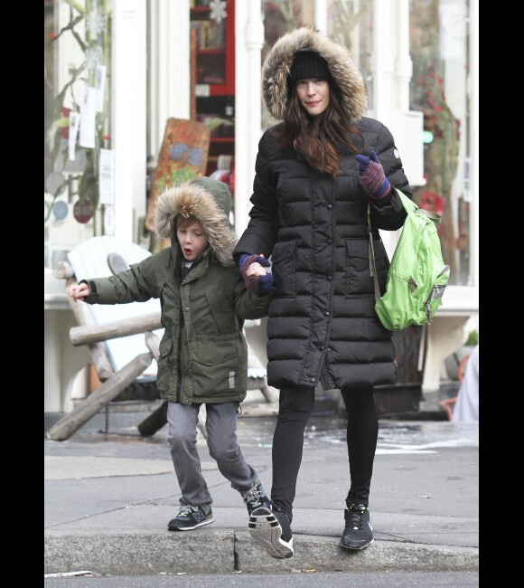 Liv Tyler et son fils Milo sur le chemin de l'école dans le froid new yorkais le 6 janvier 2012 sur l'île de Manhattan