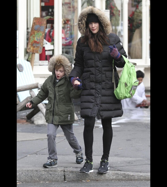 Liv Tyler accompagne son fils Milo à l'école dans le froid new yorkais le 6 janvier 2012 sur l'île de Manhattan