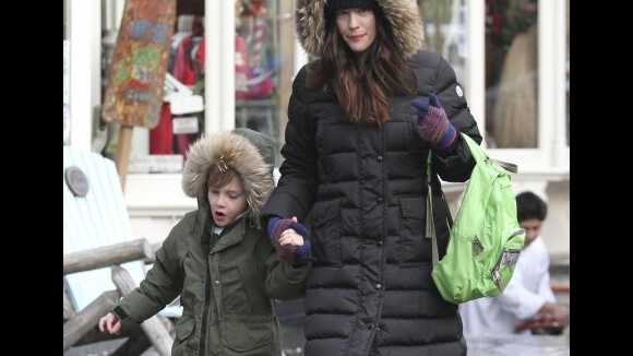 Liv Tyler : Une maman eskimo pour accompagner son fils Milo à l'école