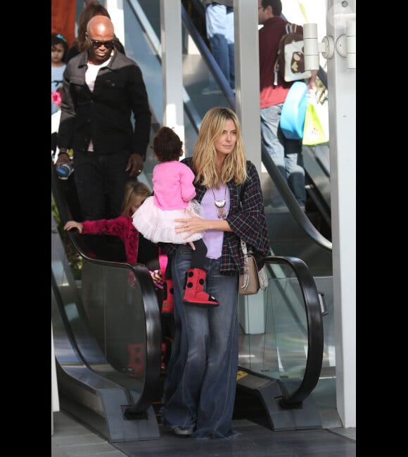 Heidi Klum et sa fillette Lou à Brentwood le 7 janvier 2012