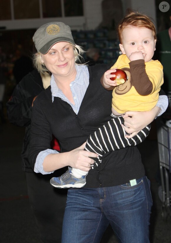 Amy Poehler et son fils Abel, de sortie à Los Angeles pour effectuer quelques courses, le 7 janvier 2012.