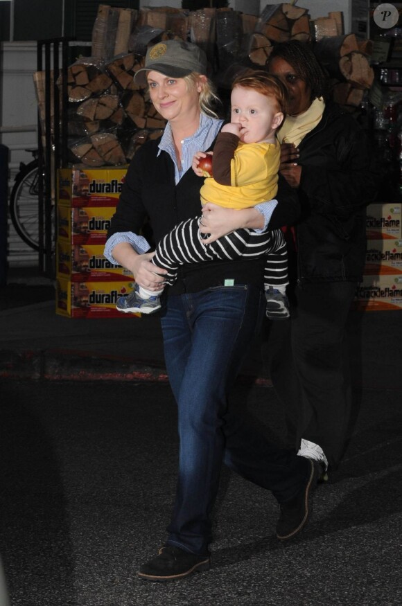 Amy Poehler est surprise pour la première fois avec son fils Abel à Los Angeles, le 7 janvier 2012.