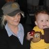 Amy Poehler et son fils Abel à Los Angeles, le 7 janvier 2012.